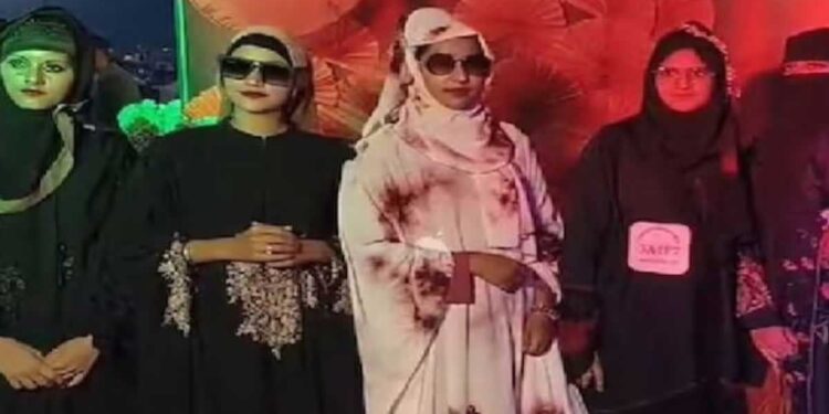 مظفر نگر میں منعقدفیشن شو میں رنگین ’برقعہ‘ کی شمولیت پر تضاد