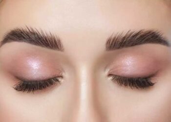 بیوی کا بھنویں بنوانا برا لگا ۔ ویڈیو کال پردی طلاق