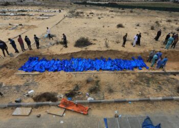 غزہ میں ایک ہی قبر میں درجنوں لاوارث لاشیں دفن