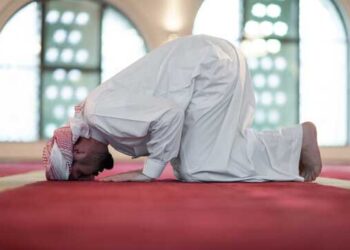 عوامی مقامات پر نماز ادا کرنے سے گریز کرنے کا معروف اسلامی فقہاء کا مشورہ