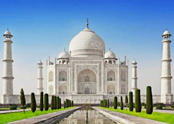 تاج محل میں نماز ادا کرنےسے سیاح کو روکا گیا