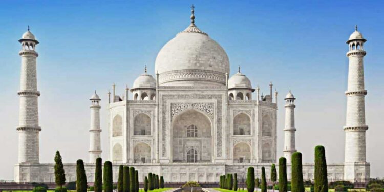 تاج محل میں نماز ادا کرنےسے سیاح کو روکا گیا