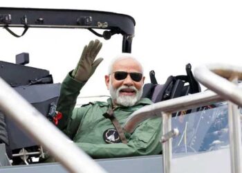 وزیر اعظم نریندر مودی نے لڑاکا طیارے تیجس میں اڑان بھری