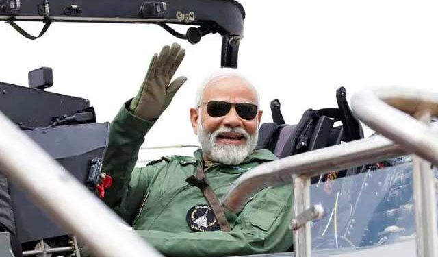 وزیر اعظم نریندر مودی نے لڑاکا طیارے تیجس میں اڑان بھری