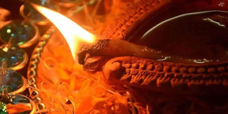 تلنگانہ میں دلت امیدواروں نے  دیوالی شمشان گھاٹ میں منائی