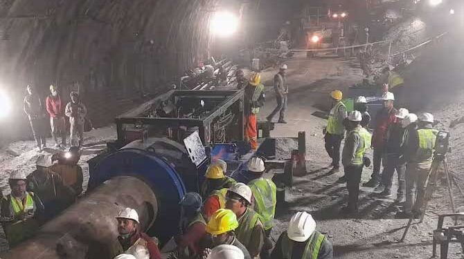 سرنگ میں پھنسے مزدوروں کو پائپ لائن کے ذریعے گرم کھچڑی بھیجی گئی