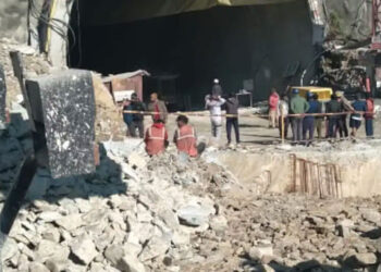 اترکاشی میں زیر تعمیر سرنگ دھنسنےسےتقریباً 40 کارکن سرنگ کے اندر پھنسے