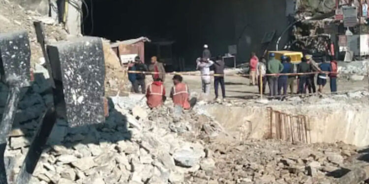 اترکاشی میں زیر تعمیر سرنگ دھنسنےسےتقریباً 40 کارکن سرنگ کے اندر پھنسے
