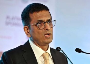 ویراں ہے مے کدہ خم و ساغر اداس ہیں: تم کیاگئے کہ روٹھ گئے دن بہار کے