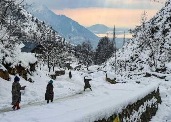 کشمیر میں شدت کی سردی کے باعث پانی کی سپلائی لائنیں منجمد