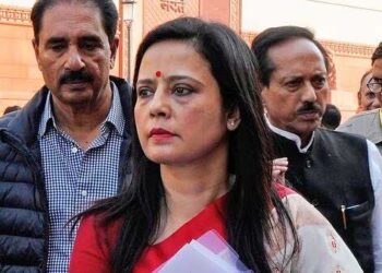 پارلیمانی رکنیت کی منسوخی کے خلاف مہوا موئترانے سپریم کورٹ دروازہ کھٹکھٹایا