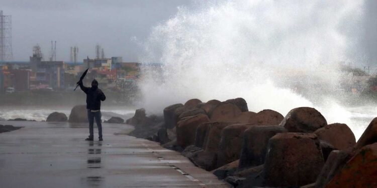 سمندری طوفان میچونگ کے باعث بارش سے تملناڈو میں معمولات زندگی درہم برہم