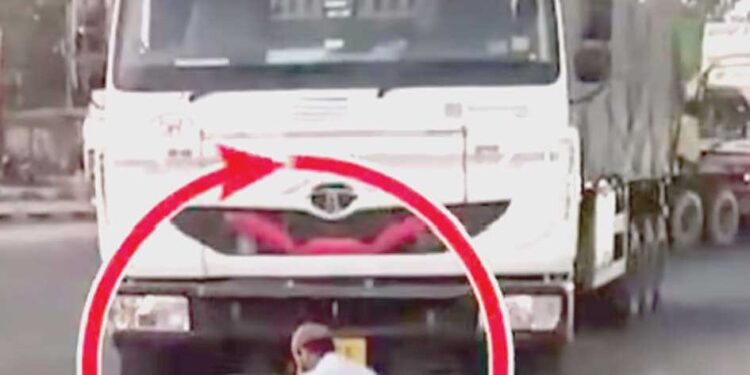 سڑک پر نما ز اداکرنے پر ڈرائیور گرفتار