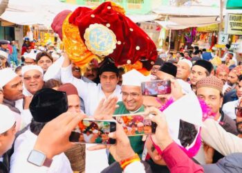 کانگریس صدر کھڑگے کی جانب سے عمران پرتاپ گڑھی نے پیش کی چادر