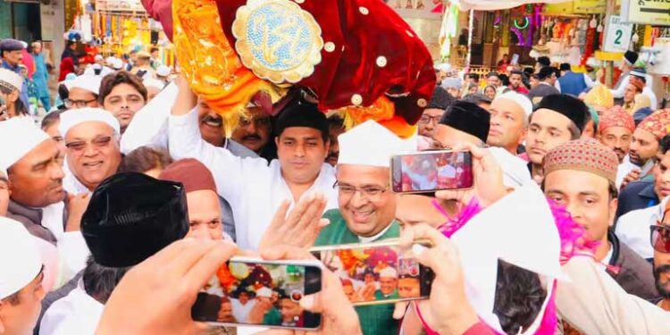 کانگریس صدر کھڑگے کی جانب سے عمران پرتاپ گڑھی نے پیش کی چادر