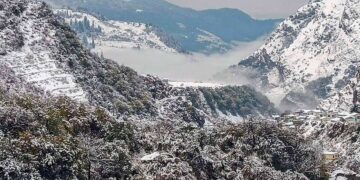 کشمیرکے پہاڑی علاقوں میں برف باری جاری