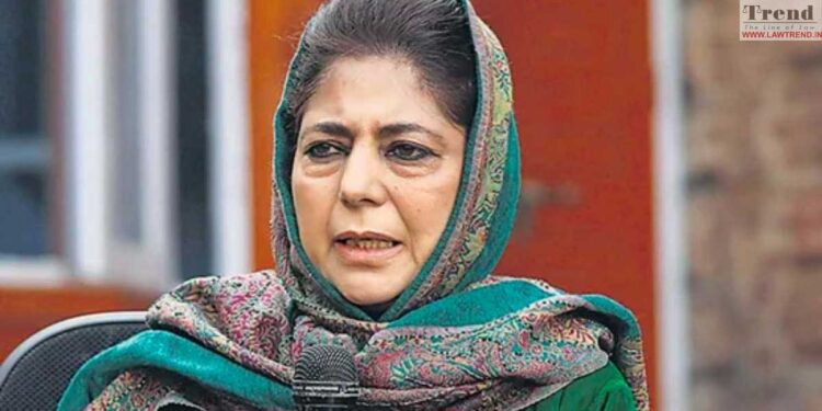 محبوبہ مفتی سڑک حادثہ میں بال بال بچیں