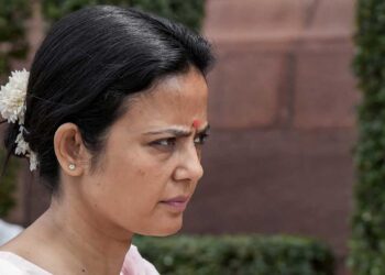 مہوا موئترا کی عرضی پرسپریم کورٹ میں سماعت ۔ لوک سبھا جنرل سکریٹری سے جوا ب طلب