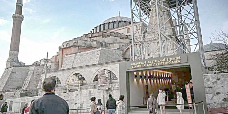 مسجد صوفیہ کی زیارت کیلئے اب ٹکٹ خریدنا پڑیگا