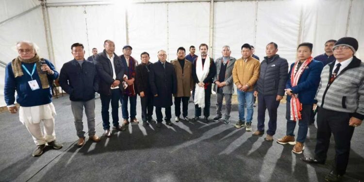 راہل گاندھی کو سننے کے لیے ہزاروں افراد کی بھیڑ جمع