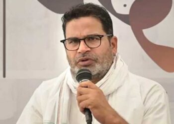 نتیش کمار بہت چالاک ہیں، وہ بہار کے لوگوں کو دھوکہ دے رہے ہیں۔ پرشانت کشور