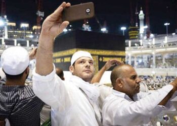 سیلفیوں میں مصروف رہنے کی بجائے اپنا وقت عبادات میں گزاریں