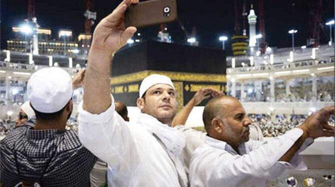 سیلفیوں میں مصروف رہنے کی بجائے اپنا وقت عبادات میں گزاریں