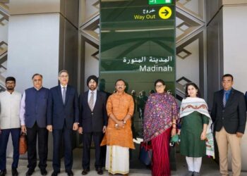 مرکزی وزیرِ اسمرتی زوبین ایرانی نےمسجدِ نبویؐ کی زیارت کی