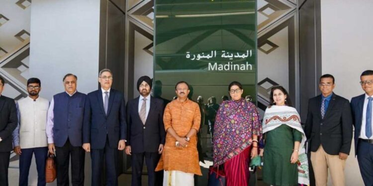 مرکزی وزیرِ اسمرتی زوبین ایرانی نےمسجدِ نبویؐ کی زیارت کی