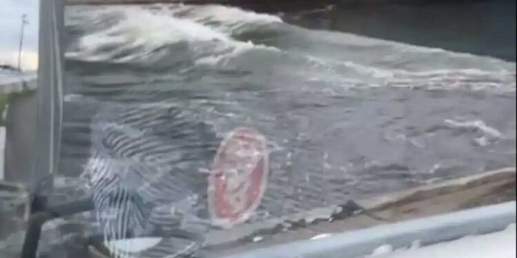 زلزلے کے بعد سنامی کے باعث جاپان اندھیرے میں غرق