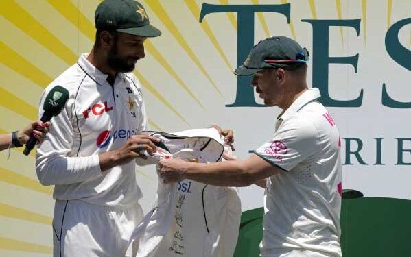 بابر اعظم کی جرسی تحفہ میں ملنے پرڈیوڈ وارنر نےکہا :ماشاء اللہ