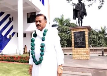 مدھیہ پردیش میں کانگریس کے ایم ایل اے آر کے دوگنے سُتلی بم کا ہار پہن کر اسمبلی پہنچ گئے