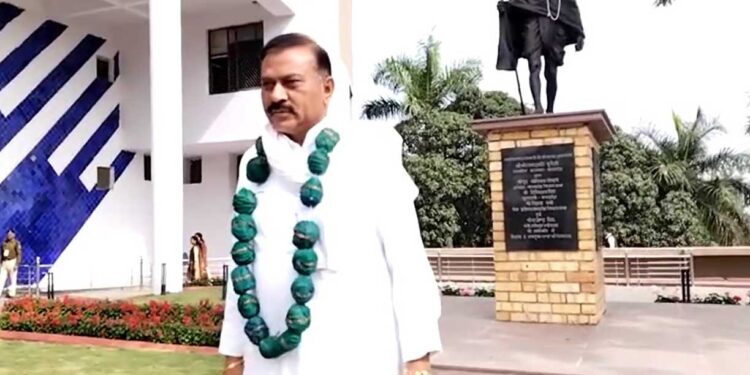 مدھیہ پردیش میں کانگریس کے ایم ایل اے آر کے دوگنے سُتلی بم کا ہار پہن کر اسمبلی پہنچ گئے