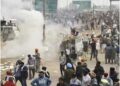 آنسو گیس کے گولے برسائے جانے پر کسان سخت ناراض