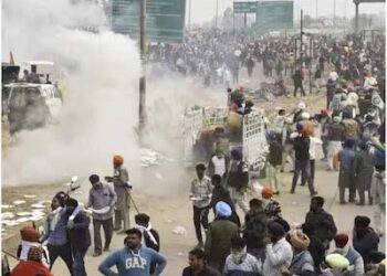 آنسو گیس کے گولے برسائے جانے پر کسان سخت ناراض