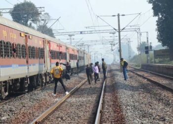 جام تاڑا میں ٹرین کی زد میں آکر 12 افراد ہلاک