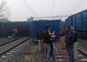 دو ریل اہلکاروں کی ٹرین سے کٹ کر موت