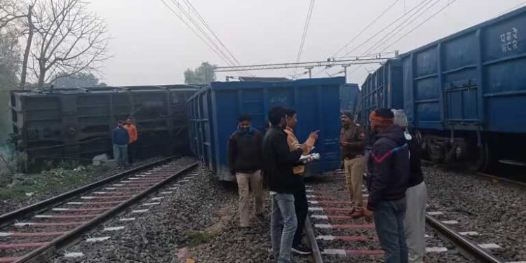 دو ریل اہلکاروں کی ٹرین سے کٹ کر موت