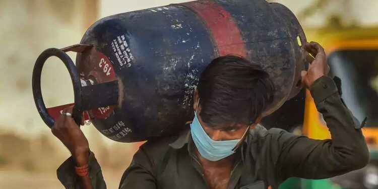 کمرشیل ایل پی جی گیس سلنڈر کی قیمتیں پھربڑھائی گئیں