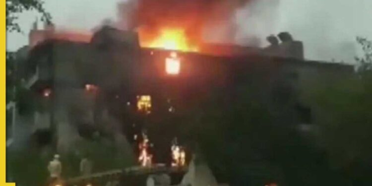 دہلی میں رہائشی عمارت میں آگ۔دو بچے سمیت 4 ہلاک