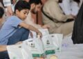 مسجد نبویؐ میں افطار بکس تقسیم کرنے میں بچے بھی پیش پیش