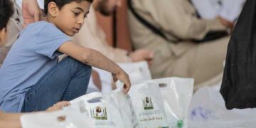 مسجد نبویؐ میں افطار بکس تقسیم کرنے میں بچے بھی پیش پیش