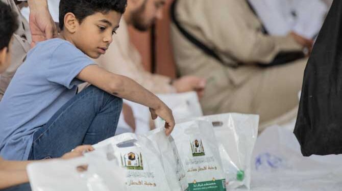 مسجد نبویؐ میں افطار بکس تقسیم کرنے میں بچے بھی پیش پیش