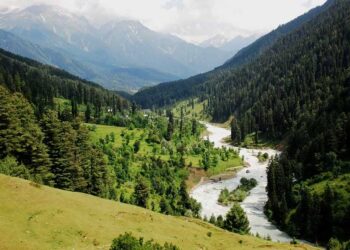 کشمیر میں شبانہ درجہ حرارت مسلسل نقطہ انجماد سے نیچے