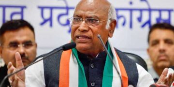 بی جے پی ملک کے آئین کو بدلنا چاہتی ہے۔ کھڑگے