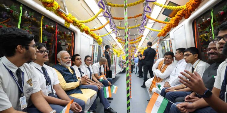 وزیراعظم کےہاتھوں ملک کےپہلے زیرآب میٹروٹرین کاافتتاح