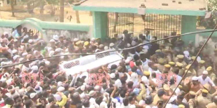 مختار انصاری غازی پور کے کالی باغ قبرستان میں سپرد خاک