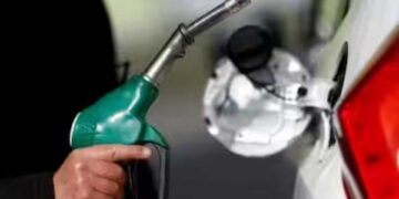 پٹرول اور ڈیزل کی قیمتوں میں فی لیٹر دو روپے کی کمی