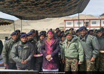 راج ناتھ سنگھ نے کو لیہہ میں فوجیوں کے ساتھ منایا ہولی کا تہوار