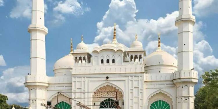 لکھنؤ کی ٹیلے والی مسجد ایک وقف جائیدادہے ۔سنی سنٹرل وقف بورڈکا دعویٰ